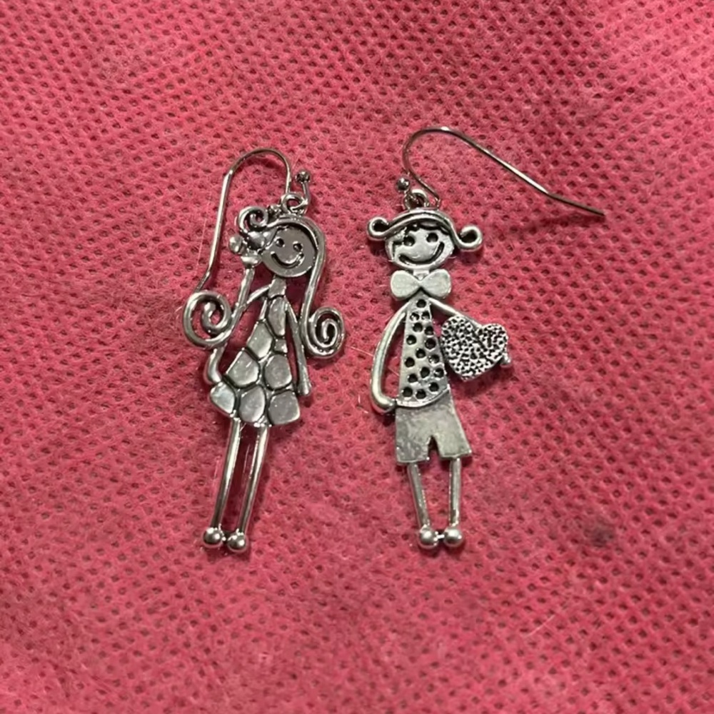 Silver Dangle Earrings – Cute Couple Design
Boy and girl - Picture 12 of 12